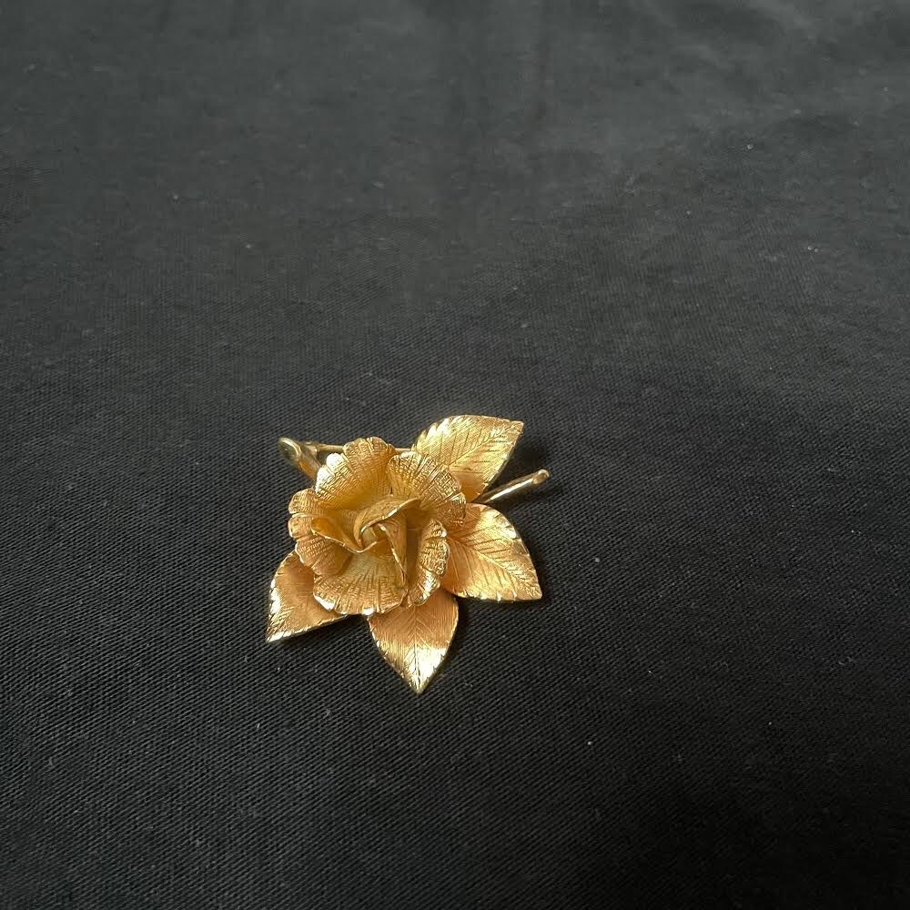 Signed Giovanni | Vintage Giovanni Gold tone rose brooch.